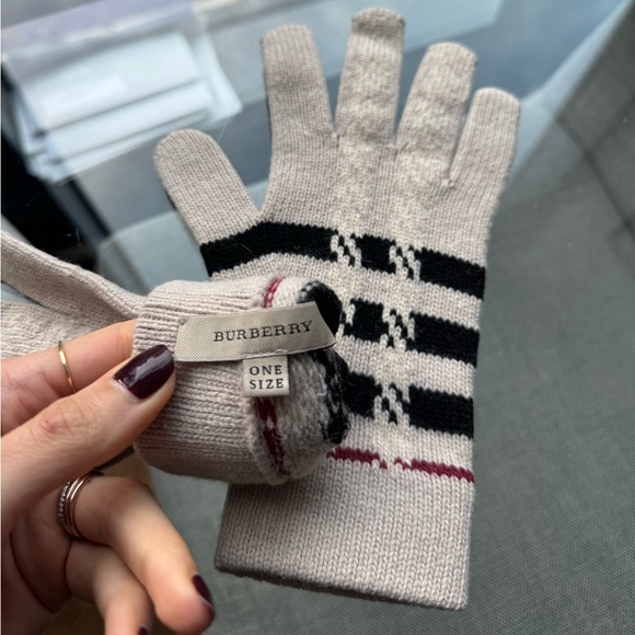 Burberry Gloves - Picture 3 of 4